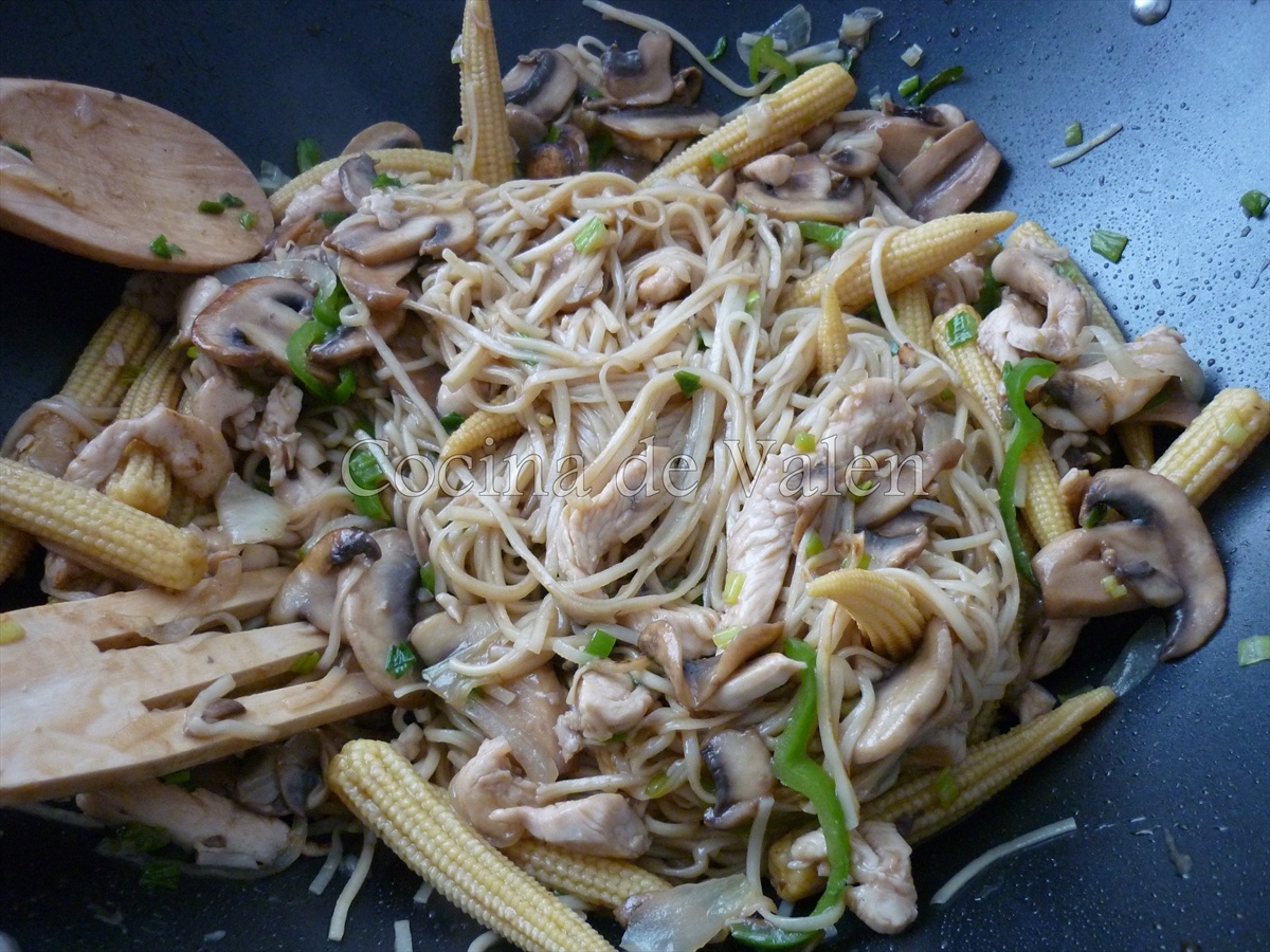 Tallarines con Pollo en Salsa de Ostras (Wok) - Cocina de Valen