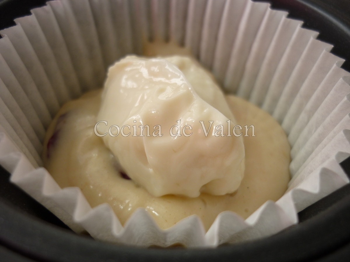 Muffins de Arándanos y nueces de macadamia rellenos de queso cema - Cocina de Valen