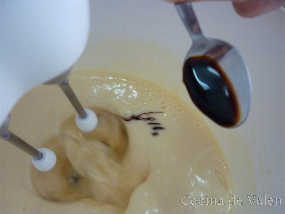 Bundt Cake de vainilla con semillas de amapola - Cocina de Valen