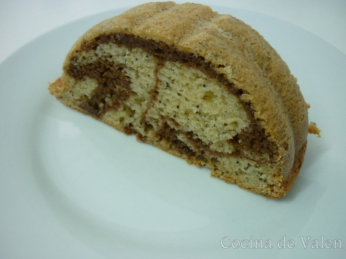 Bizcocho marmolado con semillas de amapola
