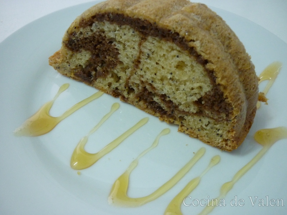 Bizcocho marmolado con semillas de amapola