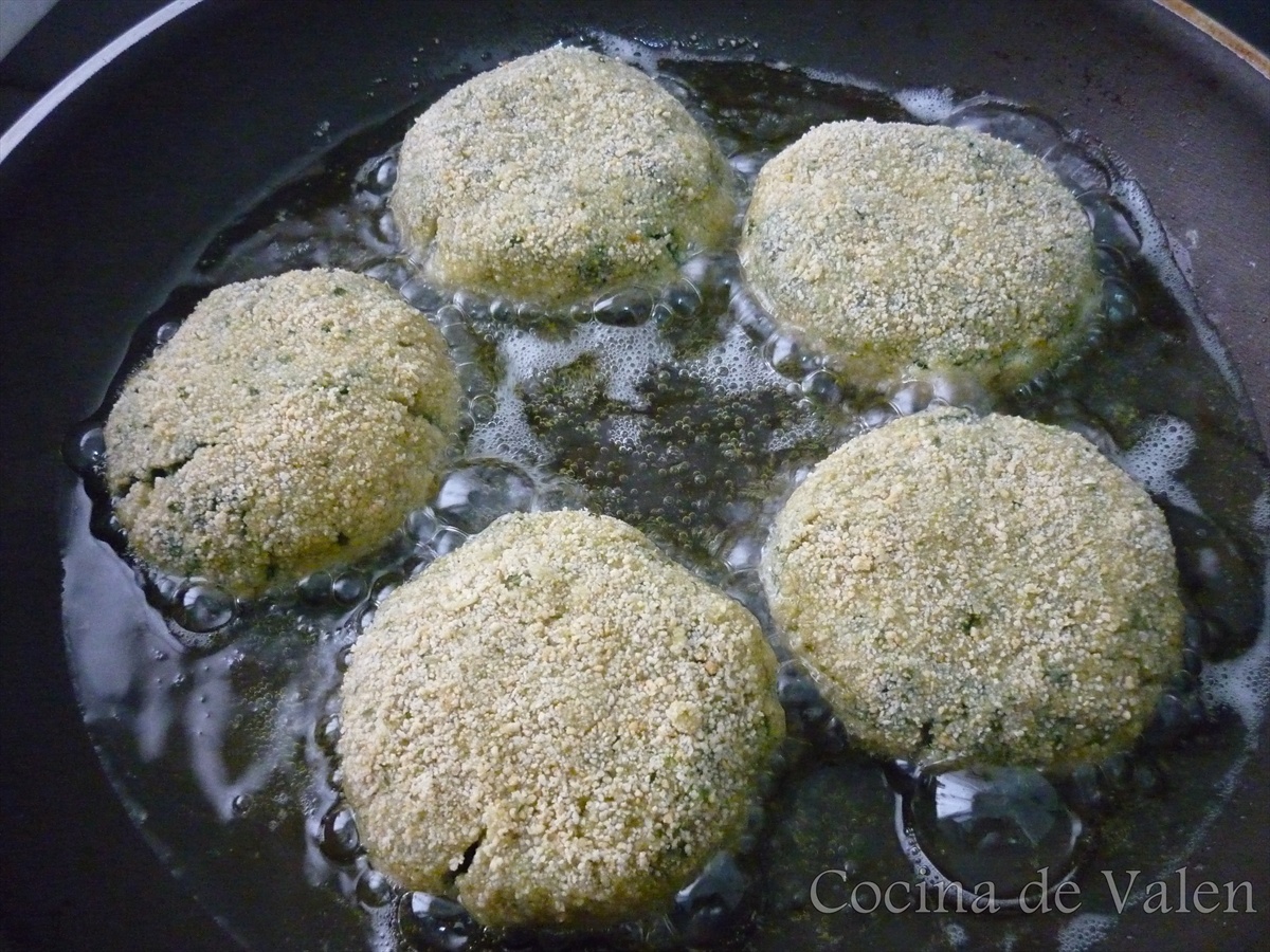 Tortitas de espinacas friendose