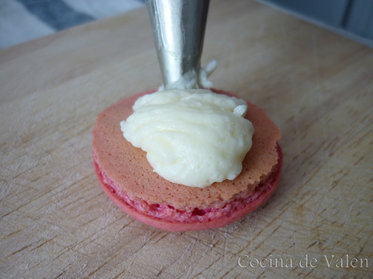 Macarons de caramelo con buttercream de coco