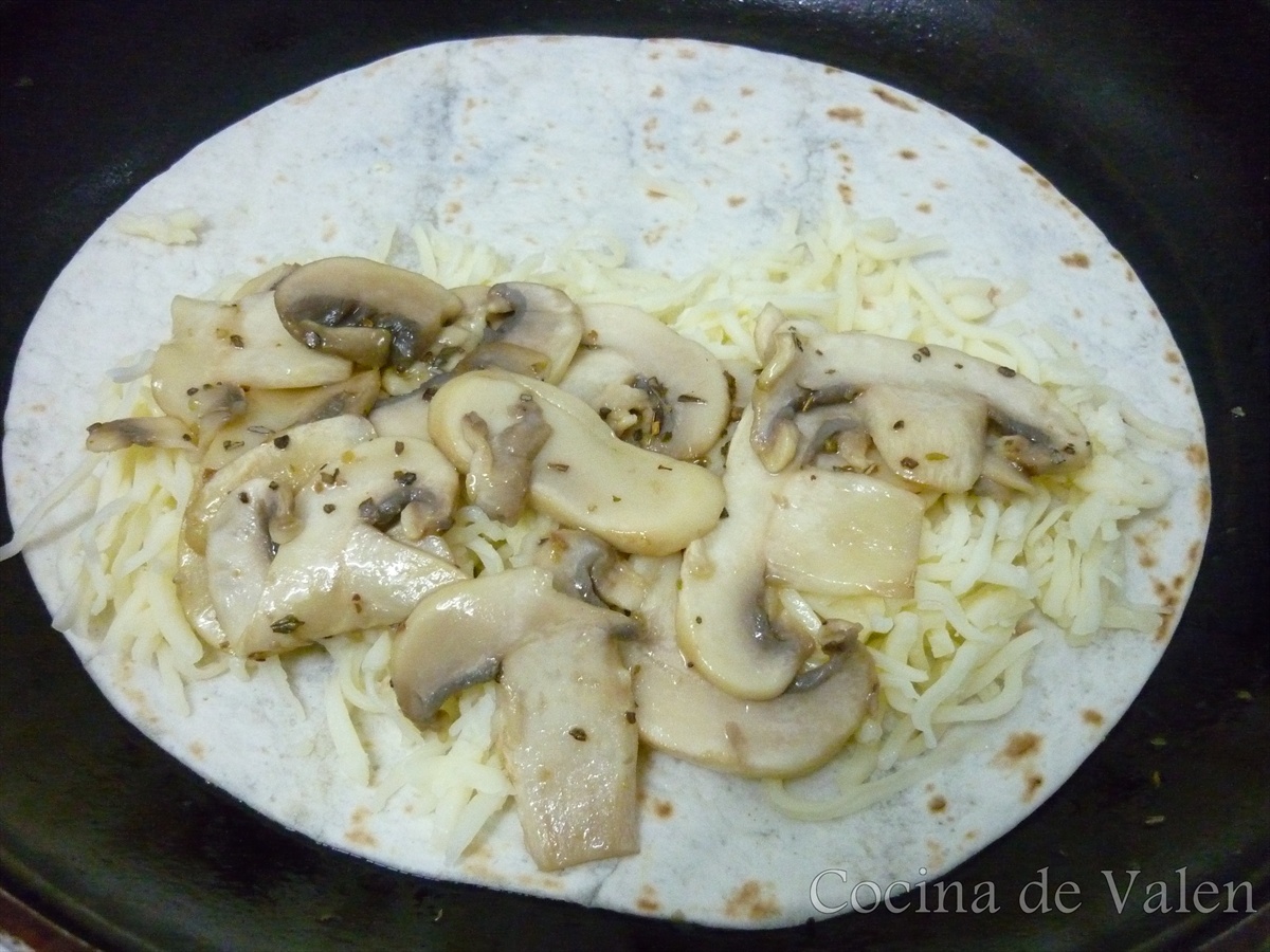 Tortillas rellenas de queso y champiñones