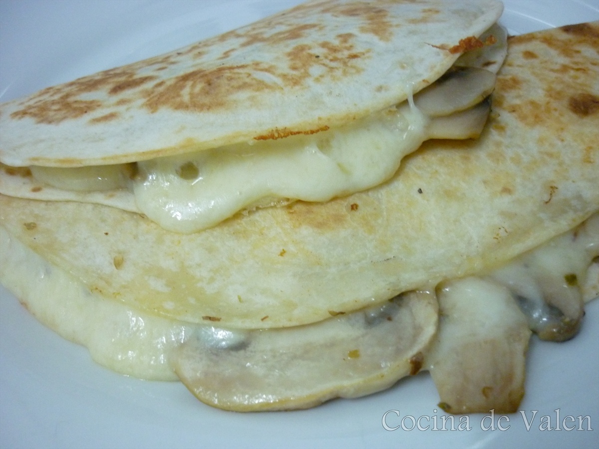 Tortillas rellenas de queso y champiñones