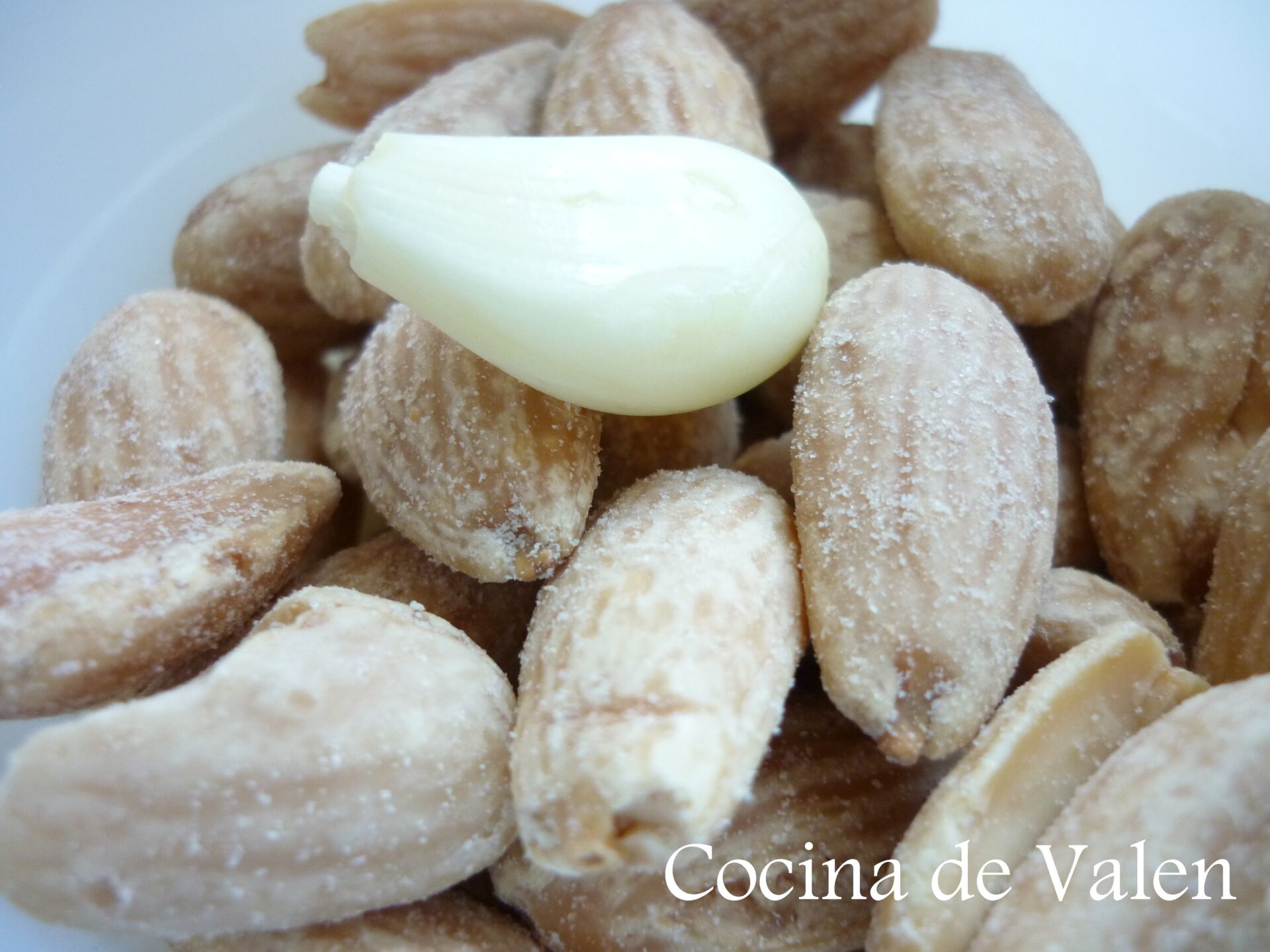 Almendras y diente de ajo