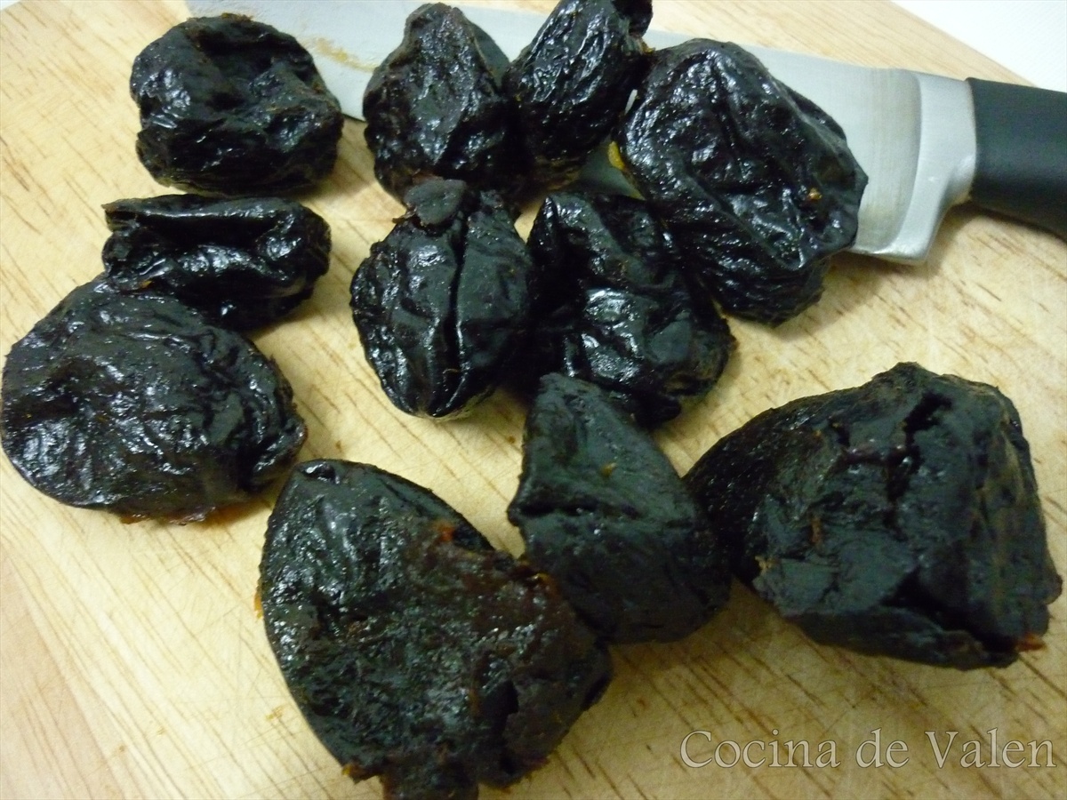 Ciruelas pasa para la Maceración de la fruta para la torta Negra de Navidad