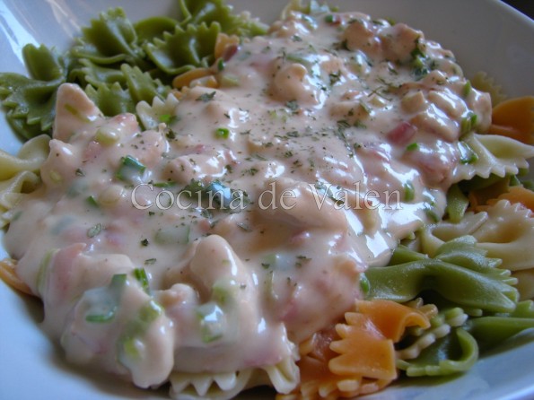 Lazos de pasta en salsa blanca con pollo y bacon - Cocina de Valen