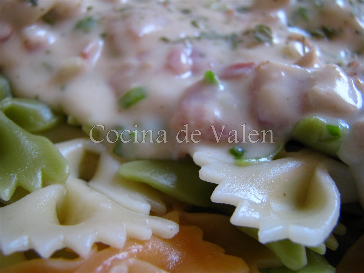 Lazos de pasta en salsa blanca con pollo y bacon - Cocina de Valen