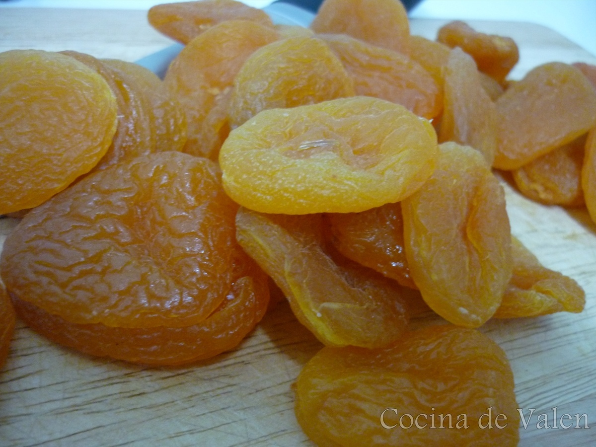 Orejones para la Maceración de la fruta para la torta Negra de Navidad