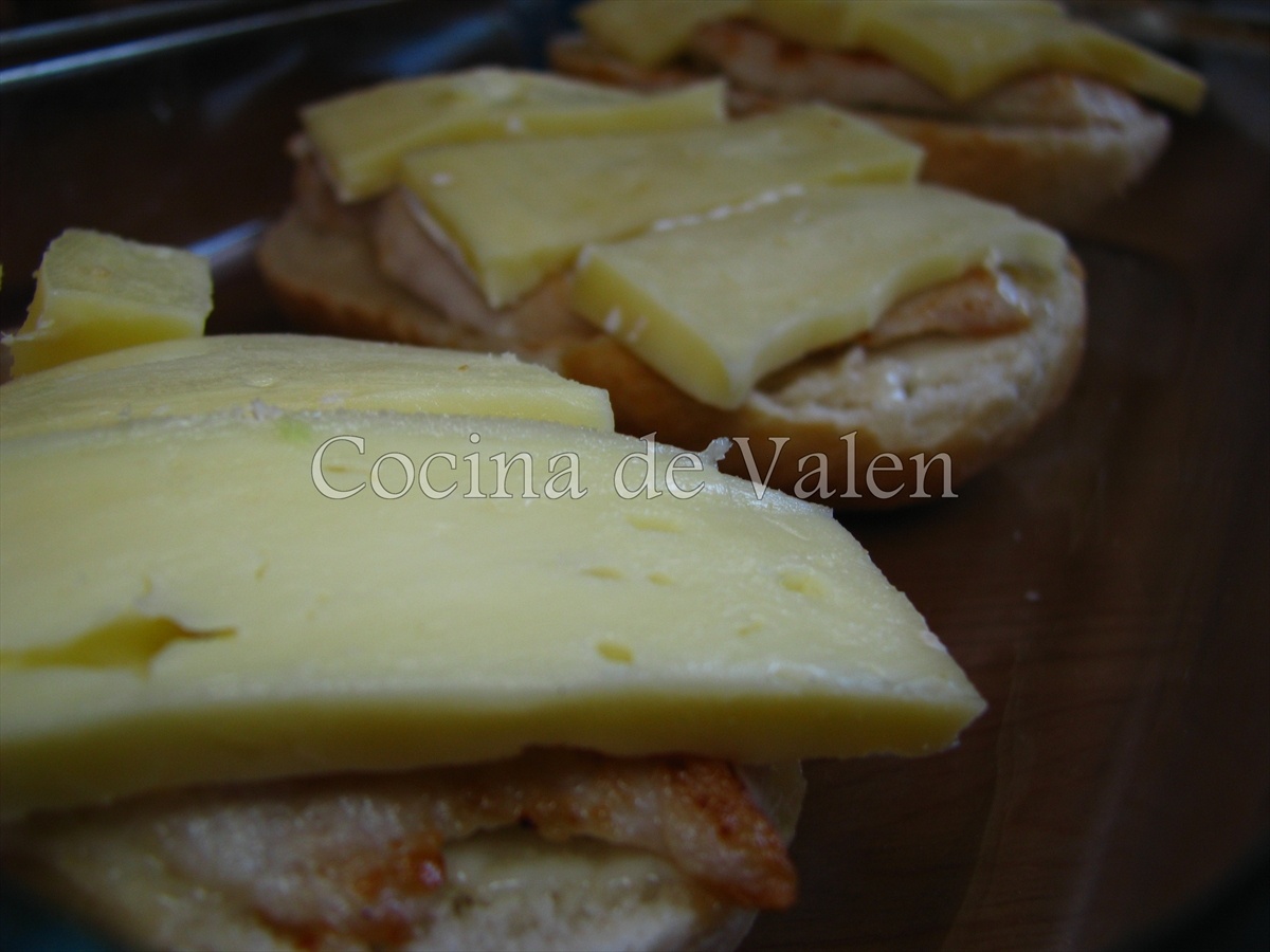 Tapas de Pollo y Queso Brie - Marca de Agua
