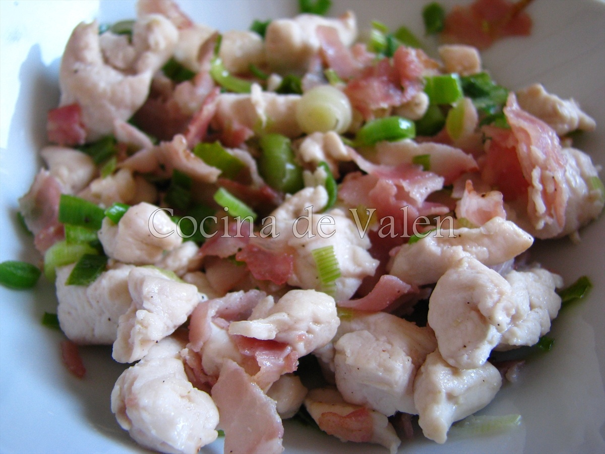 Lazos de pasta en salsa blanca con pollo y bacon - Cocina de Valen