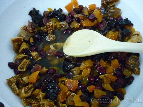 Maceración de la fruta para la torta Negra de Navidad