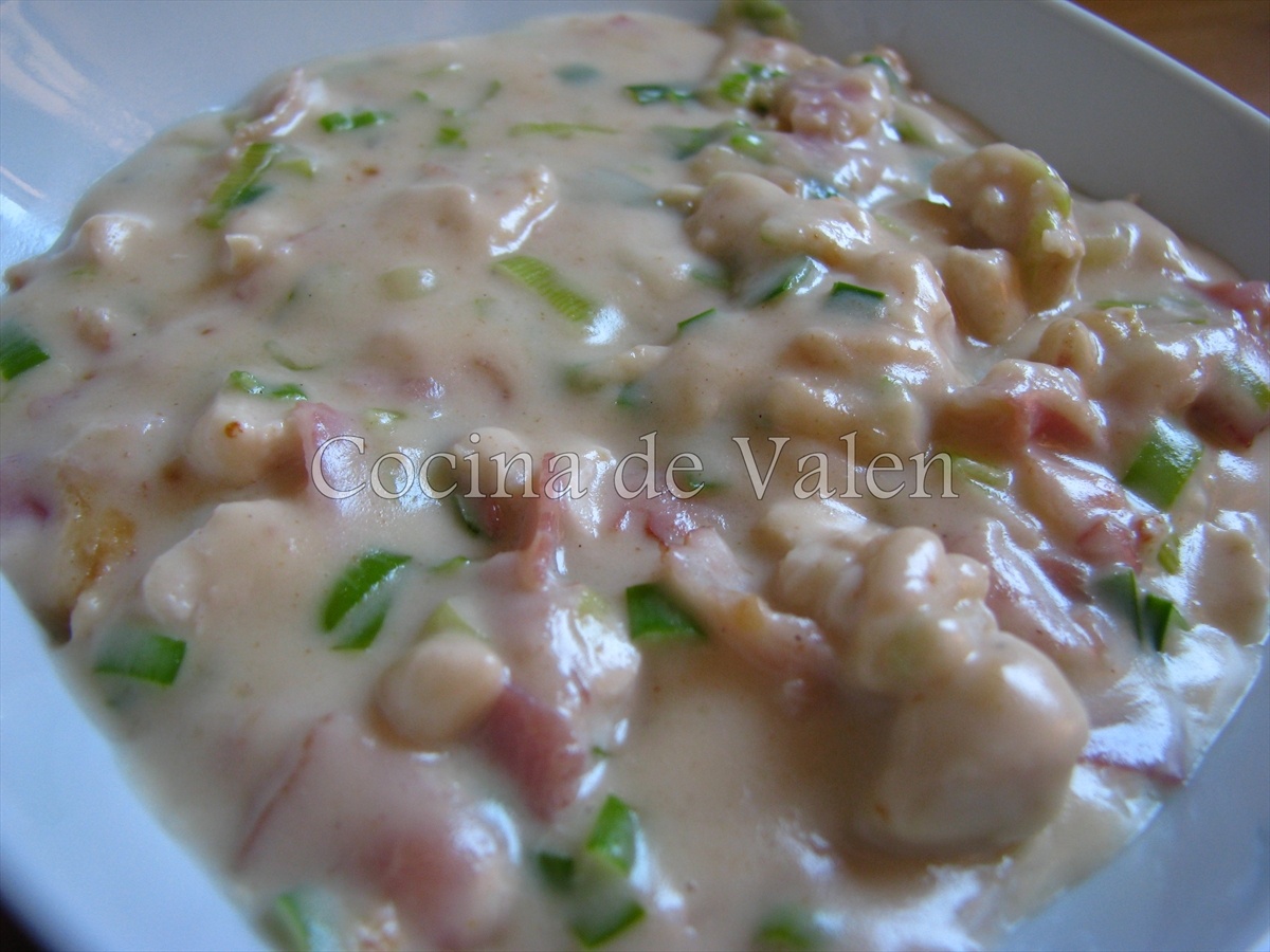 Lazos de pasta en salsa blanca con pollo y bacon - Cocina de Valen