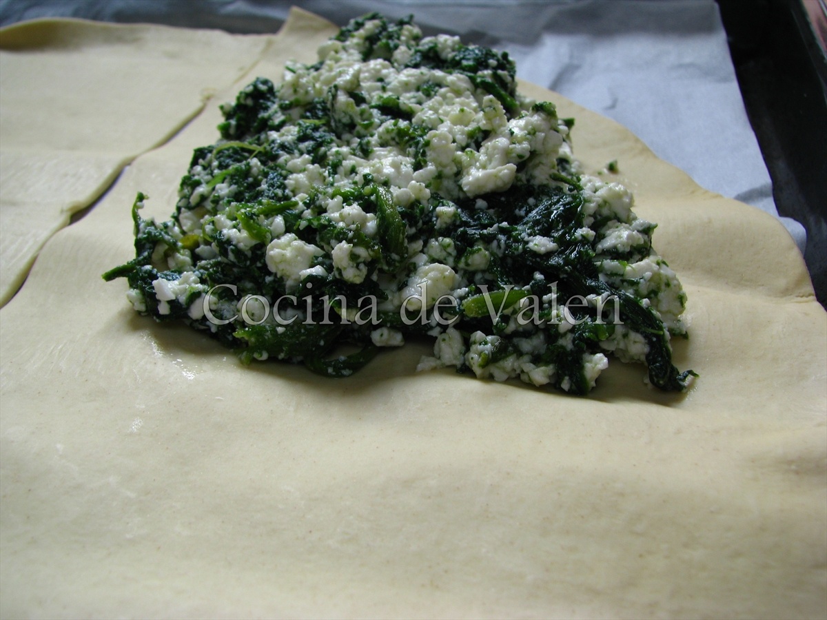 Empanada de hojaldre rellena de espinacas y requesón - Cocina de Valen