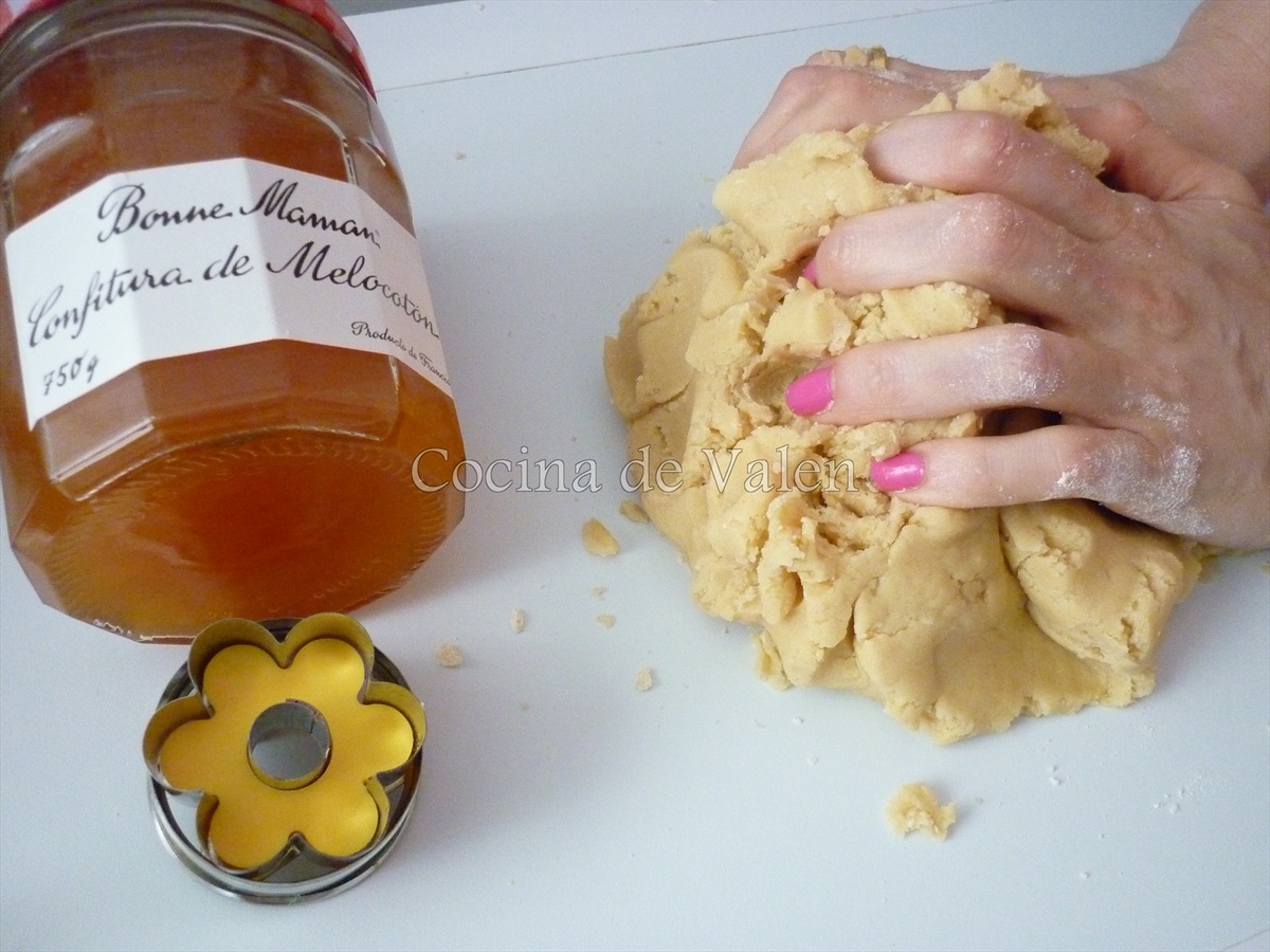 Preparación de las galletas rellenas de mermelada - Cocina de Valen