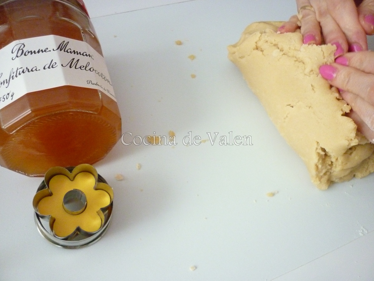 Preparación de las galletas rellenas de mermelada - Cocina de Valen