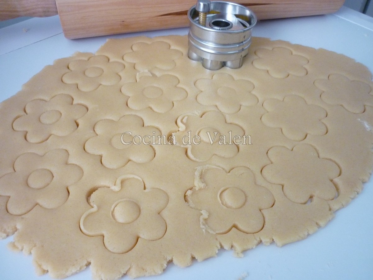 Preparación de las galletas rellenas de mermelada - Cocina de Valen