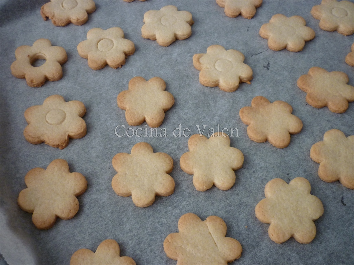Preparación de las galletas rellenas de mermelada - Cocina de Valen