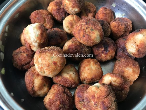 Albóndigas de pollo en salsa de hongos